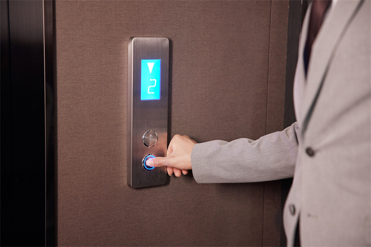 摄图网_507512184_商务男士按电梯特写（企业商用）.jpg
